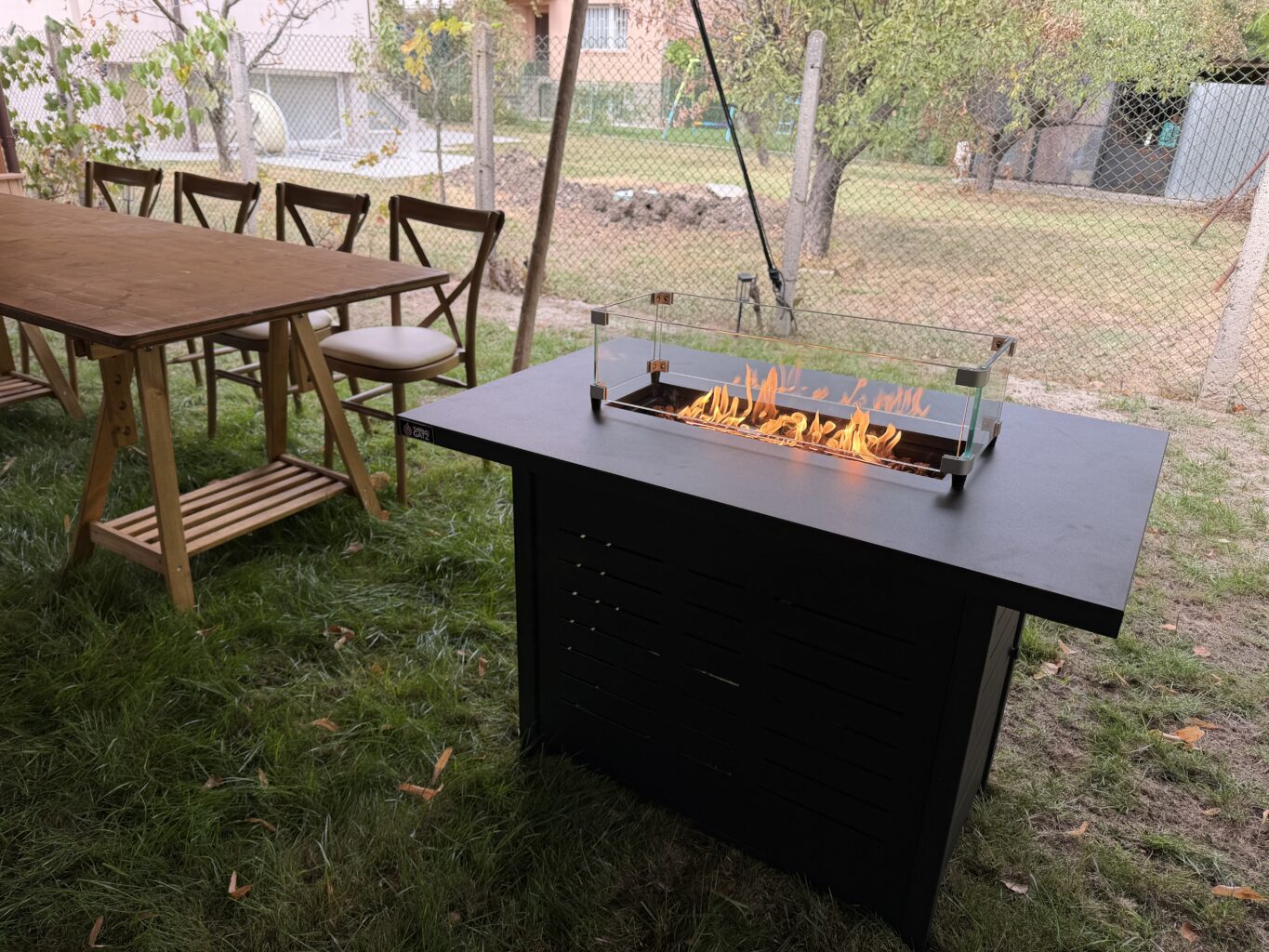 Черно газово огнище с вулканични камъни